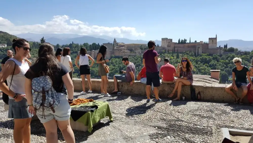 Guía turística explicando la historia de Zaragoza a un grupo de visitantes