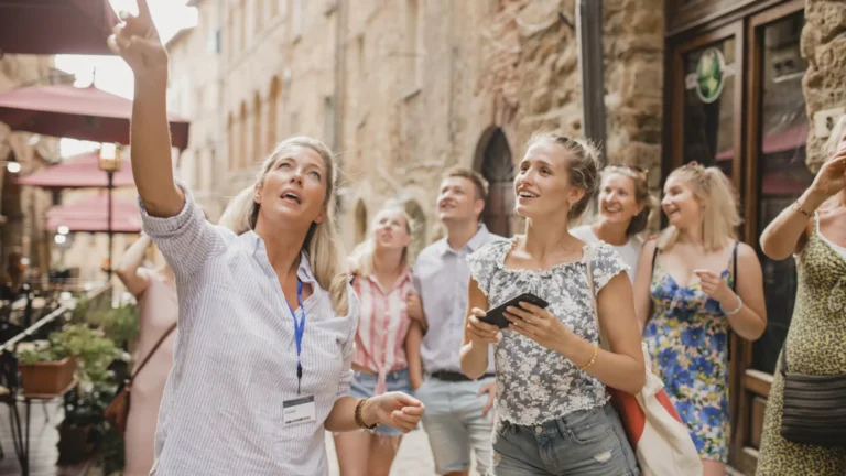 Guía turístico acompañando a visitantes en recorrido patrimonial